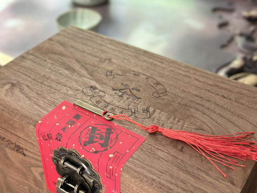 福鼎白茶｜传家宝·白牡丹（2023高级白牡丹）一芽一叶或一芽二叶，茶形成朵，色银白，满身披毫，享有“茶中美女”的美誉，汤色清亮，花香明显，滋味清醇爽口，韵味十足～净含量：500g，木箱整装，越陈越香。 商品图2