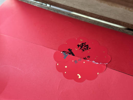 福鼎白茶｜传家宝·白牡丹（2023高级白牡丹）一芽一叶或一芽二叶，茶形成朵，色银白，满身披毫，享有“茶中美女”的美誉，汤色清亮，花香明显，滋味清醇爽口，韵味十足～净含量：500g，木箱整装，越陈越香。 商品图3