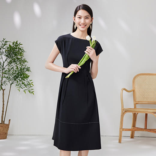 EITIE爱特爱优雅通勤大方圆领包肩袖收腰a字黑色连衣裙夏季新款B07102 商品图3