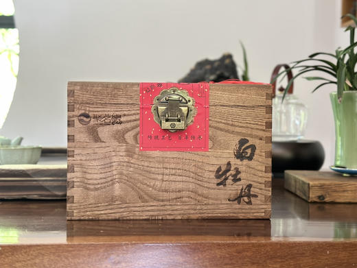 福鼎白茶｜传家宝·白牡丹（2023高级白牡丹）一芽一叶或一芽二叶，茶形成朵，色银白，满身披毫，享有“茶中美女”的美誉，汤色清亮，花香明显，滋味清醇爽口，韵味十足～净含量：500g，木箱整装，越陈越香。 商品图0