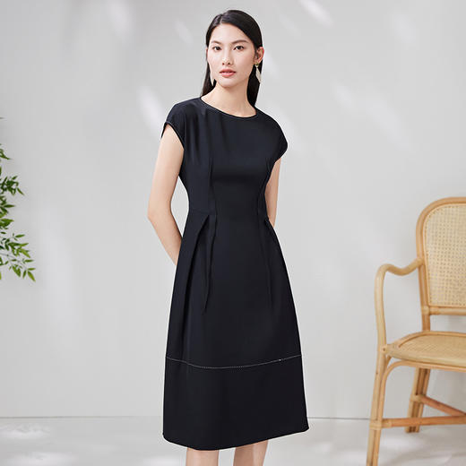 EITIE爱特爱优雅通勤大方圆领包肩袖收腰a字黑色连衣裙夏季新款B07102 商品图2