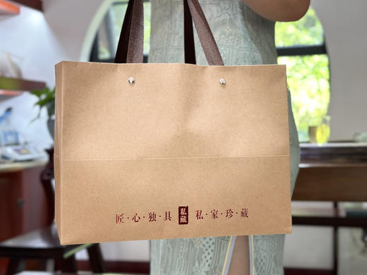 福鼎白茶｜传家宝·白牡丹（2023高级白牡丹）一芽一叶或一芽二叶，茶形成朵，色银白，满身披毫，享有“茶中美女”的美誉，汤色清亮，花香明显，滋味清醇爽口，韵味十足～净含量：500g，木箱整装，越陈越香。 商品图4