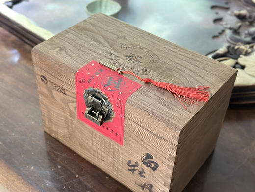 福鼎白茶｜传家宝·白牡丹（2023高级白牡丹）一芽一叶或一芽二叶，茶形成朵，色银白，满身披毫，享有“茶中美女”的美誉，汤色清亮，花香明显，滋味清醇爽口，韵味十足～净含量：500g，木箱整装，越陈越香。 商品图1