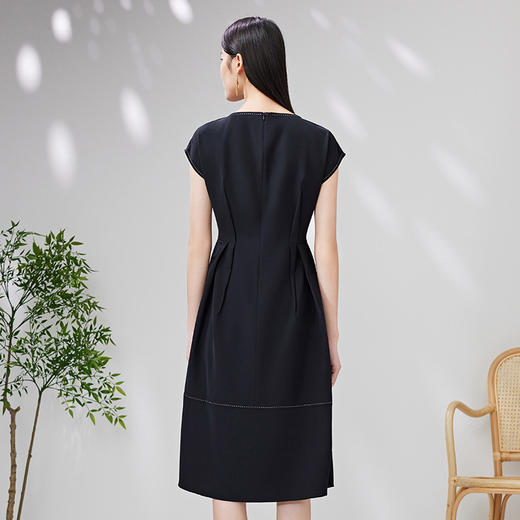 EITIE爱特爱优雅通勤大方圆领包肩袖收腰a字黑色连衣裙夏季新款B07102 商品图4