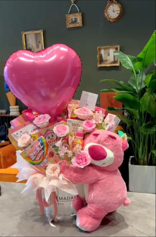 草莓熊心形气球粉玫瑰零食抱抱桶 商品图2