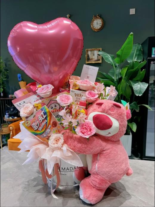 草莓熊心形气球粉玫瑰零食抱抱桶 商品图0