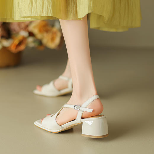 简约百搭，纯色粗跟凉鞋HB-Z541 商品图1