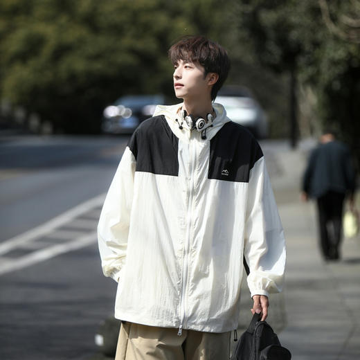 【时尚潮流❗️夏季男款冰丝防晒衣】防晒防紫外线亲肤舒适 轻薄速干防紫外线皮肤衣户外钓鱼连帽冲锋外套夏日粉丝专属父亲节礼物新年礼盒年货礼盒 商品图2
