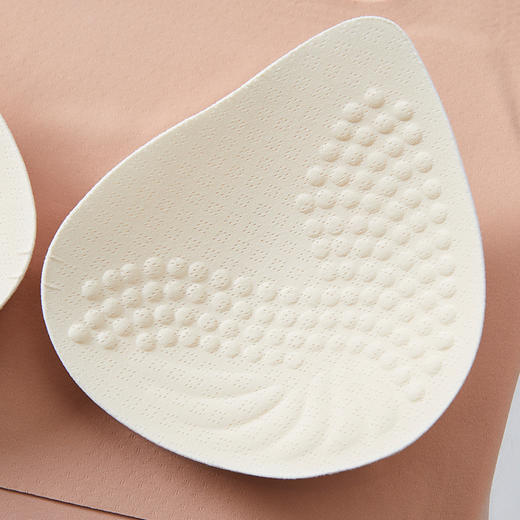 【夏季新款吊带背心】一体美背无痕文胸；抹胸内衣丝滑贴身，自由呼吸，无痕美背！内搭带胸垫，造型更加完美。单穿打底都可；防走光外穿打底，大方得体，俏丽精致；穿上它，尽显女性完美曲线！ 商品图3