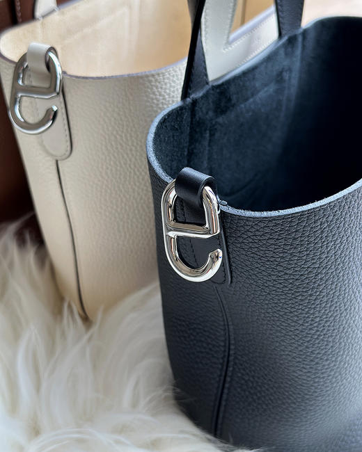 现货 THS 5.31- 爱马家 In the loop 猪鼻子菜篮子水桶包 牛皮荔枝纹 包 6色 CQ1256 商品图11