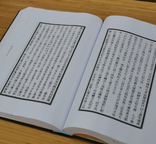 《海岳楼金石丛编》，16开，布面精装，600多页，王献唐著，青岛出版社2009年一版一印，定价110，售价55元。品相9成。 商品图12