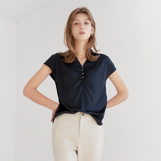 【桑蚕丝V领衬衫】23年春夏新品女士薄款上衣时尚纽扣装饰上衣 商品图0