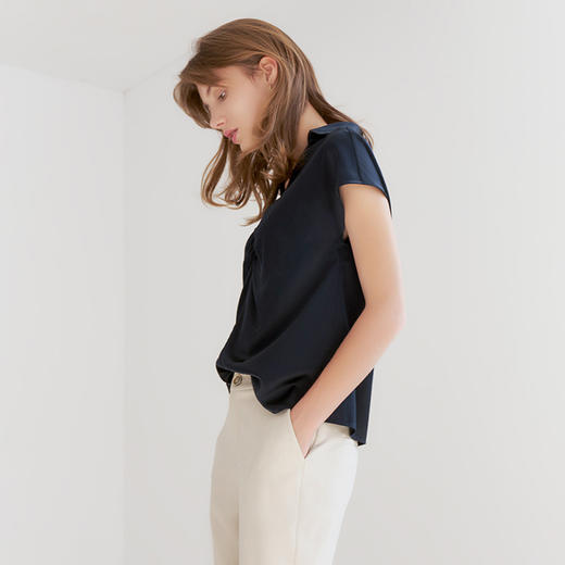 【桑蚕丝V领衬衫】23年春夏新品女士薄款上衣时尚纽扣装饰上衣 商品图1