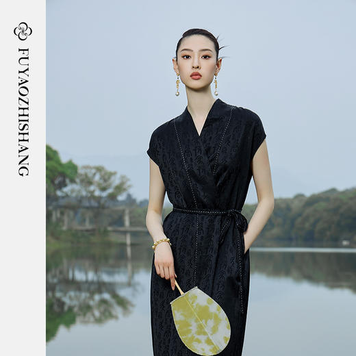 IWY/扶摇系列 夏季缎面提花V领连衣裙23FYQ137 商品图0