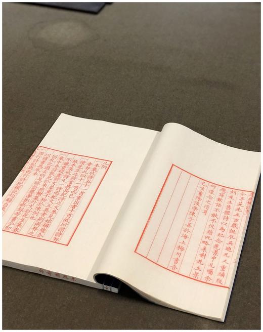 《来燕榭诗存》（雕版刷印红印本），大16开，32个筒子页，黄裳著，广陵书社2020年一版一印，布面四合函套、朱印本内页选用“安徽泾县特制蝉翼珠光宣纸”，用墨为“开明朱液”。定价1800售价780 商品图3