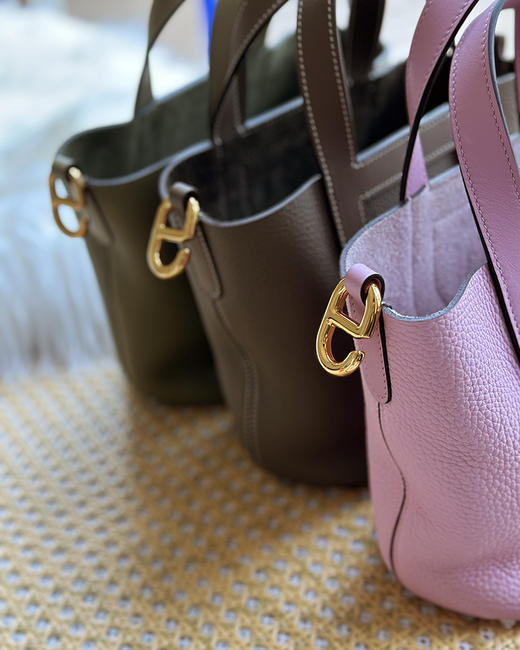 现货 THS 5.31- 爱马家 In the loop 猪鼻子菜篮子水桶包 牛皮荔枝纹 包 6色 CQ1256 商品图8