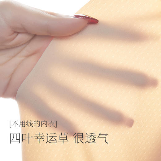 【夏季新款吊带背心】一体美背无痕文胸；抹胸内衣丝滑贴身，自由呼吸，无痕美背！内搭带胸垫，造型更加完美。单穿打底都可；防走光外穿打底，大方得体，俏丽精致；穿上它，尽显女性完美曲线！ 商品图2