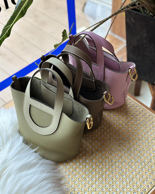 现货 THS 5.31- 爱马家 In the loop 猪鼻子菜篮子水桶包 牛皮荔枝纹 包 6色 CQ1256 商品图6