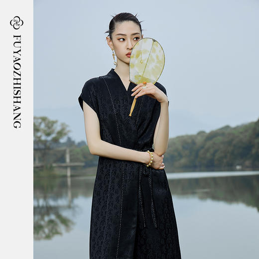 IWY/扶摇系列 夏季缎面提花V领连衣裙23FYQ137 商品图1