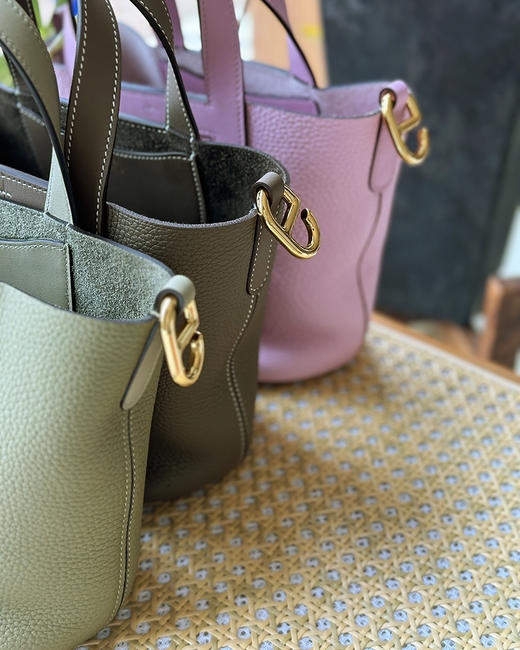 现货 THS 5.31- 爱马家 In the loop 猪鼻子菜篮子水桶包 牛皮荔枝纹 包 6色 CQ1256 商品图7