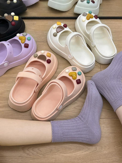 【应季好物】厚底洞洞鞋（送爱心配件12颗） 商品图1