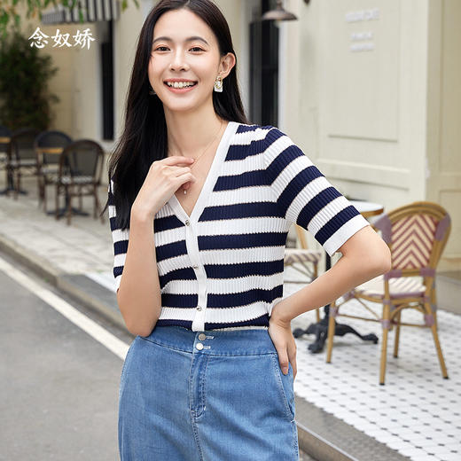 【商场同款】CNK4381   宽条纹黏胶锦纶 藏蓝色条纹 V领针织衫 商品图7