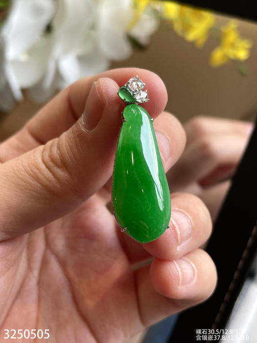 3250505，冰艳绿福瓜吊坠。具体价格微信咨询 商品图0