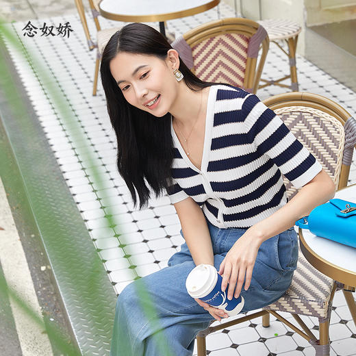 【商场同款】CNK4381   宽条纹黏胶锦纶 藏蓝色条纹 V领针织衫 商品图4