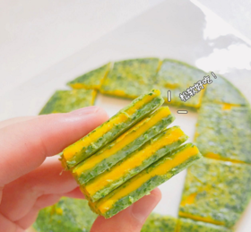 【辅食厨房】菠菜蛋黄夹心小饼🍪