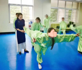 睡前这样趴10分钟，等于跑步1小时！经络疏通了，皮肤也变好了