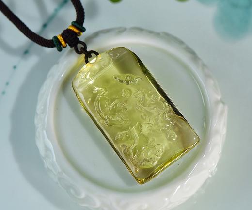 D477140 天然黄水晶虎、马、狗三合吊坠 三合自然是互相帮助，互相关心，同心协力，是一种最佳的状态！佩戴可旺财运，旺人缘，旺官运，辟小人！ 坠子尺寸：52*29*15mm， 特价💰726/套。 商品图2