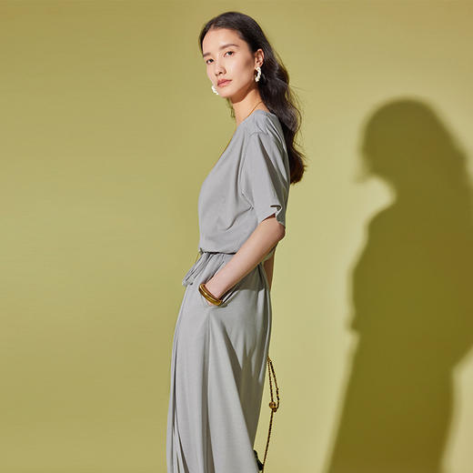 IN AND ON53389 夏季莱赛尔天丝针织上衣桑蚕丝围裹系半裙休闲时尚套装 商品图3