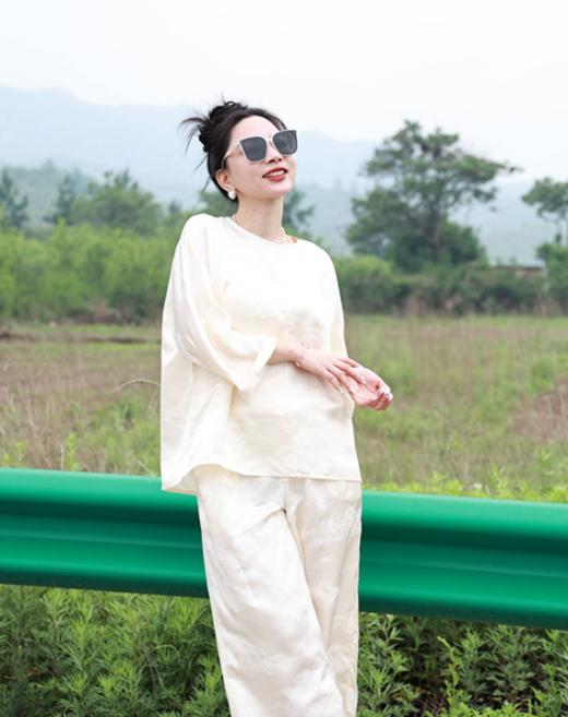 【抖音专属】香皮套装（套头衫23708004凝脂+阔腿裤23709003-凝脂D506） 商品图0