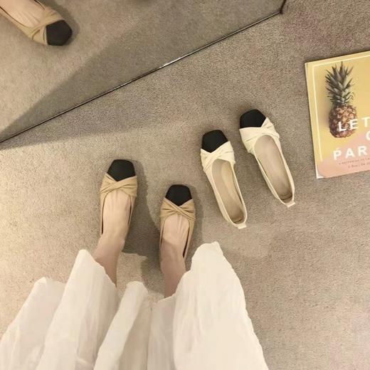 一款充满法式小香风的单鞋，展现女性优雅。流金铄石的材质，打造尊贵气息。轻巧的鞋底让你美丽自在，在2023年度引领时尚潮流。 商品图2