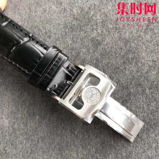 IWC  万国 葡萄牙葡七万年历系列 IW503504 镜面为双面防反光拱形边缘蓝宝石玻璃表镜，夜蓝色的表盘。年历的显示设计简洁利落 商品图5