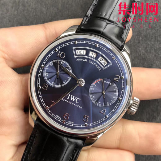 IWC  万国 葡萄牙葡七万年历系列 IW503504 镜面为双面防反光拱形边缘蓝宝石玻璃表镜，夜蓝色的表盘。年历的显示设计简洁利落 商品图2