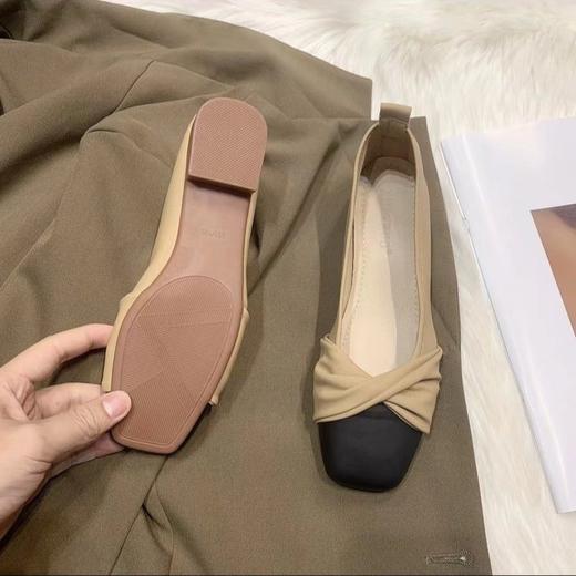 一款充满法式小香风的单鞋，展现女性优雅。流金铄石的材质，打造尊贵气息。轻巧的鞋底让你美丽自在，在2023年度引领时尚潮流。 商品图1