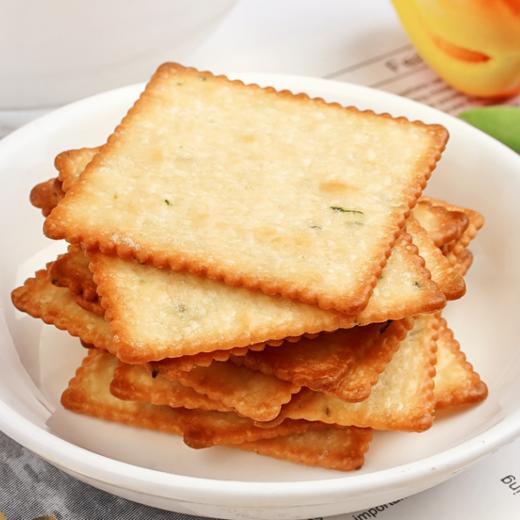 【酥酥脆脆有嚼感！香葱饼干零食休闲零食苏打饼干】轻薄咸香香酥松脆 好吃的零食苏打饼干咸味健康 商品图0