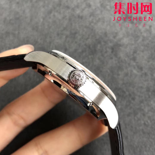 IWC  万国 葡萄牙葡七万年历系列 IW503504 镜面为双面防反光拱形边缘蓝宝石玻璃表镜，夜蓝色的表盘。年历的显示设计简洁利落 商品图3