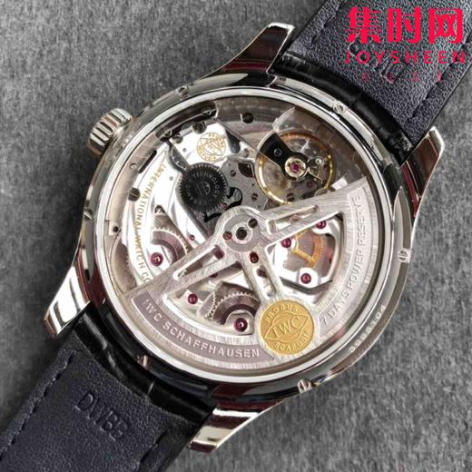 IWC  万国 葡萄牙葡七万年历系列 IW503504 镜面为双面防反光拱形边缘蓝宝石玻璃表镜，夜蓝色的表盘。年历的显示设计简洁利落 商品图7