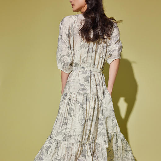 【品牌优选】【合作直发】IN ADN ON夏季新款法式印花连衣裙女绿色度假风zhi感V领大摆长裙 商品图6