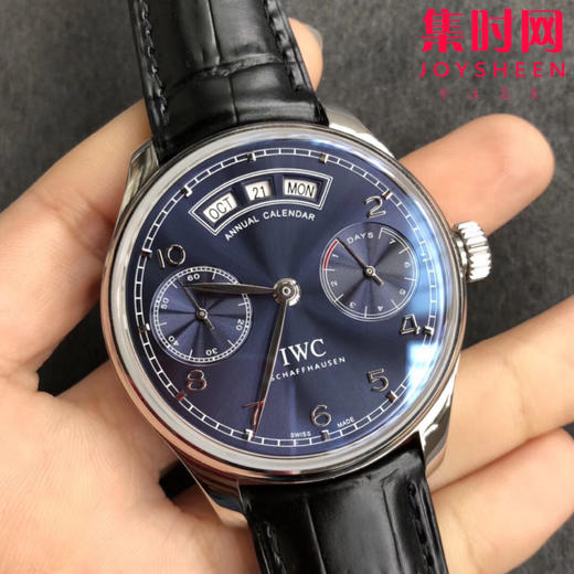 IWC  万国 葡萄牙葡七万年历系列 IW503504 镜面为双面防反光拱形边缘蓝宝石玻璃表镜，夜蓝色的表盘。年历的显示设计简洁利落 商品图1