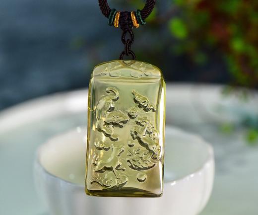D477140 天然黄水晶虎、马、狗三合吊坠 三合自然是互相帮助，互相关心，同心协力，是一种最佳的状态！佩戴可旺财运，旺人缘，旺官运，辟小人！ 坠子尺寸：52*29*15mm， 特价💰726/套。 商品图1