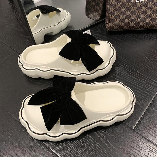 蝴蝶结拖鞋，轻盈温婉，贴近女性内心的柔软感。柔软舒适的鞋底，让您仿佛漫步在沙滩上，时尚百搭，无论是室内还是室外都适用。让美丽伴随您的每一步。 商品图0