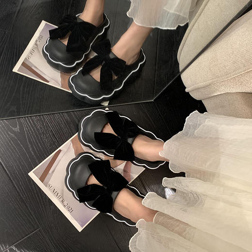 蝴蝶结拖鞋，轻盈温婉，贴近女性内心的柔软感。柔软舒适的鞋底，让您仿佛漫步在沙滩上，时尚百搭，无论是室内还是室外都适用。让美丽伴随您的每一步。 商品图1