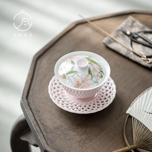 【日用百货】-宜室茶话  手绘粉百合三才盖碗 文人器家用陶瓷泡茶碗 商品图0