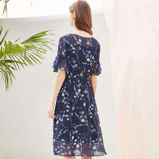 欧芮儿2019夏装新款雪纺碎花连衣裙蓝色中长款V领修身显瘦A字裙子 商品图1