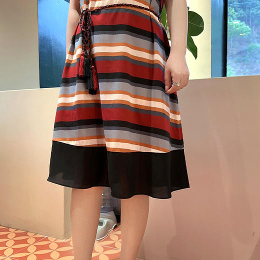 SAINT L’UCK/圣媛女装 度假风彩色条纹中长款收腰散摆连衣裙SA120L11 商品图3