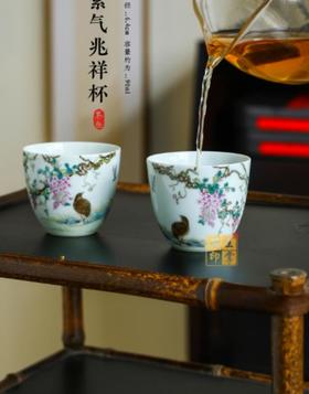 粉彩紫气兆祥杯