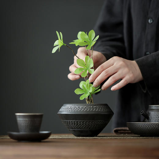 黑玄粗陶手制花瓶复古禅意桌面花器陶瓷花插水培小花插工艺品摆件 商品图2